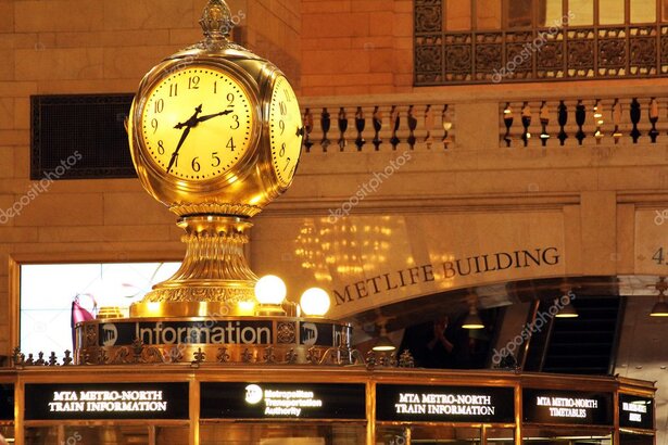 Treffpunkt-Schild im Bahnhof mit wartender Seniorengruppe