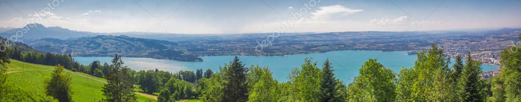 Spaziergang am Zugersee mit Blick auf die Altstadt