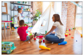 Seniorengruppe auf Tagesreise mit dem Zug