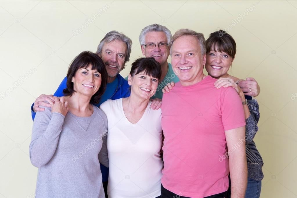 Seniorengruppe lacht gemeinsam auf einem Ausflug